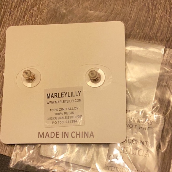 MARLEYLILLY Flower stud earrings - Picture 2 of 3